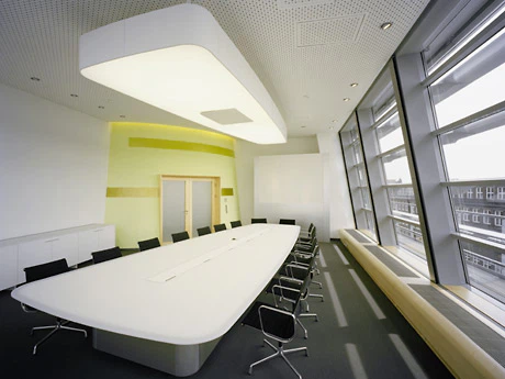 Der Konferenztisch und die Deckenleuchte wurden speziell für den Krisenstabraum entwickelt.