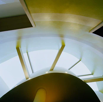 Das Oberlicht im Flur folgt den geschwungenen Wänden und betont die Dynamik des Grundrisses.