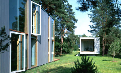 Blick vom Wohnhaus zum Studio
