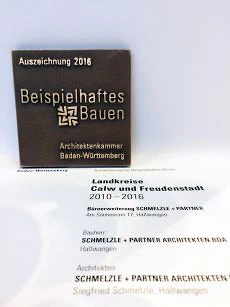 Die Plakette für das eigene Open Space Office von SCHMELZLZ+PARTNER MBB ARCHITEKTEN BDA
