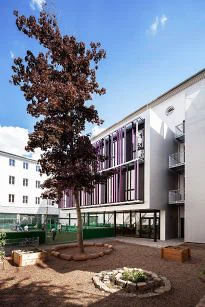Bild: Neuer Innenhof mit Anbau und Treppe Abbildung: © Thomas Nutt, Hamburg