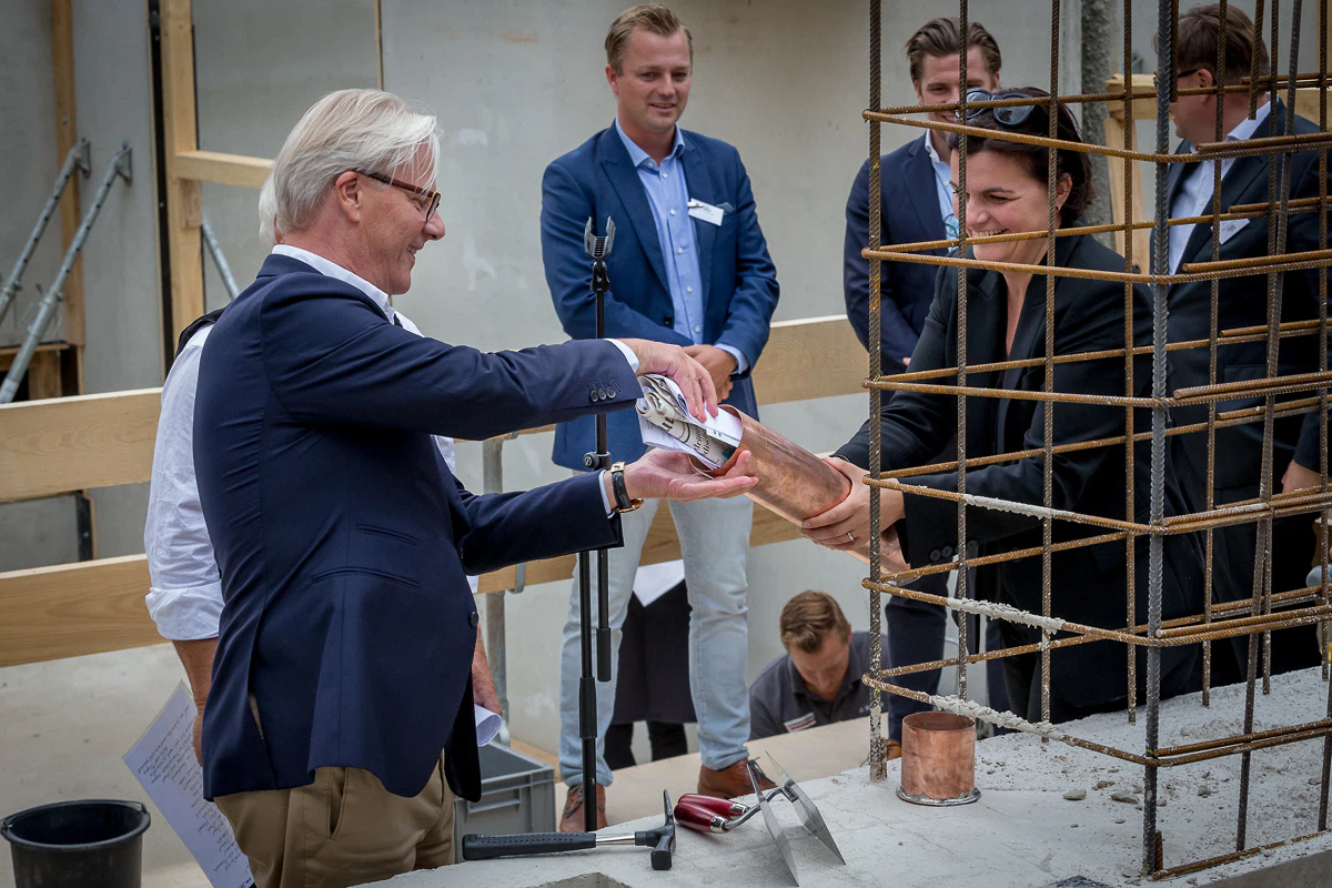 Torsten Koch (BPN) und Jessica Borchardt (BAID Architektur) beim Befüllen der Urne