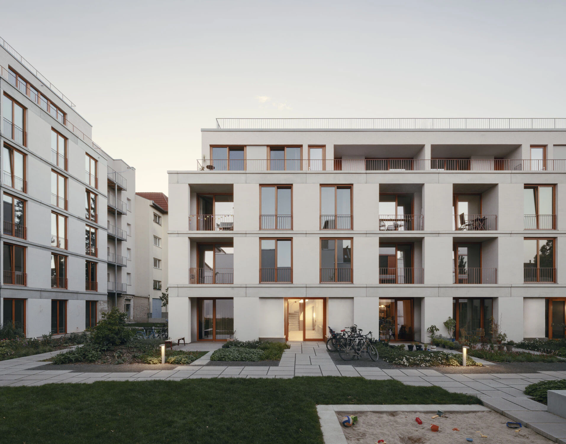 © Simon Menges & Nino Tugushi, Berlin
