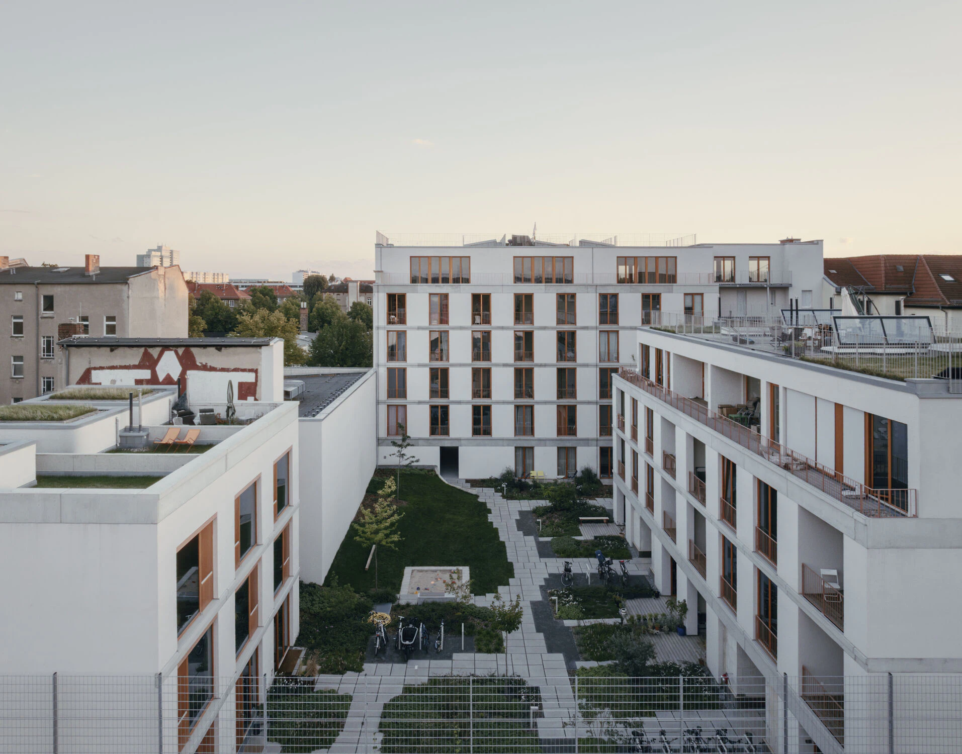 © Simon Menges & Nino Tugushi, Berlin